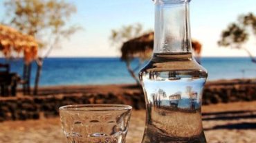 Ρακή και τσικουδιά: Το απόλυτο σύμβολο της κρητικής φιλοξενίας.