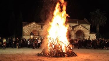 Περίεργα έθιμα του Πάσχα στην Κρήτη: Από τα παραδοσιακά παιχνίδια μέχρι τις λιχουδιές που δεν βρίσκονται πουθενά αλλού.